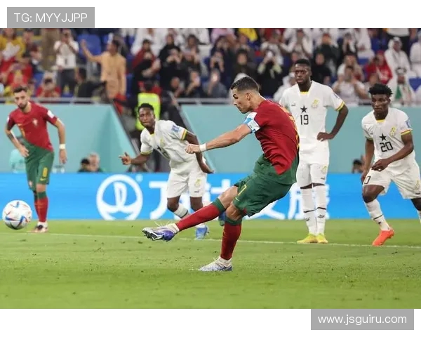 C罗世界杯赛场精彩任意球瞬间展现惊人技艺与突破极限的完美时刻 C罗世界杯赛场精彩任意球瞬间展现惊人技艺与突破极限的完美时刻